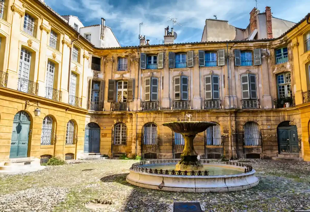 A arquitetura e as fontes de Aix-en-Provence, parada do roteiro antes da chegada à Côte d’Azur.