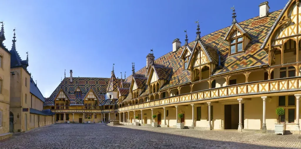Hôtel-Dieu de Beaune, um dos monumentos históricos mais conhecidos da Borgonha francesa.