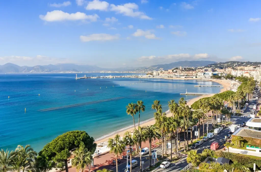 Cannes e sua famosa Croisette às margens do Mediterrâneo, na Riviera Francesa.