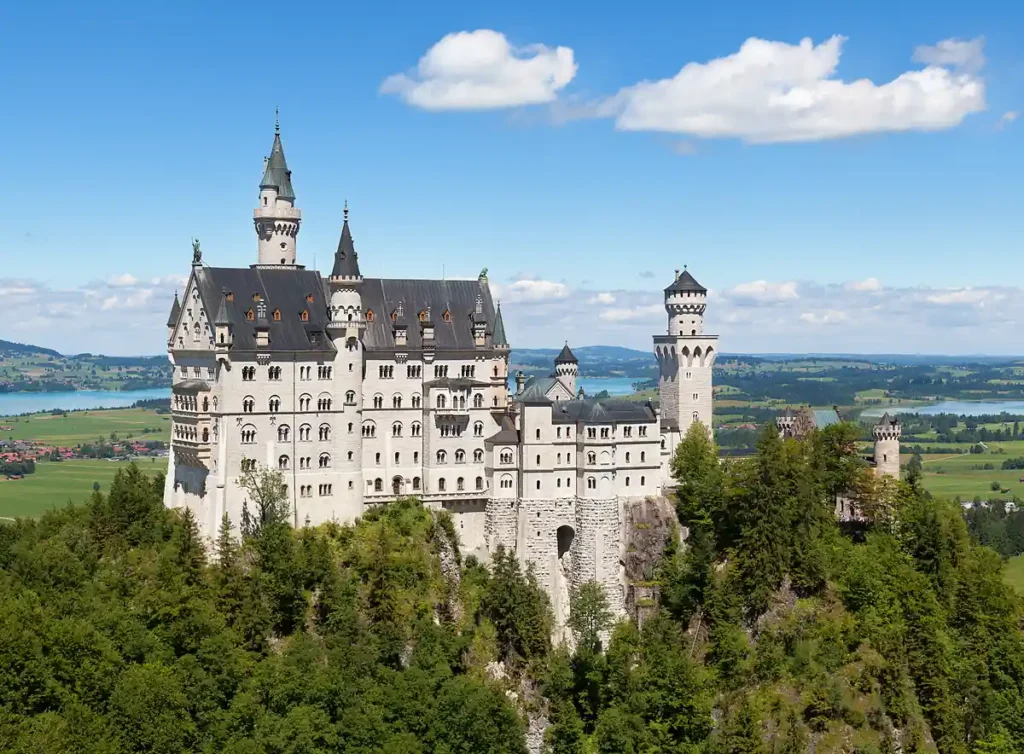pacote de viagem alemanha - Castelo de Neuschwanstein, Alemanha: um dos cartões-postais mais famosos da Baviera, cercado pelas belas paisagens dos Alpes alemães.