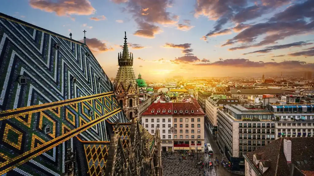 Viena, Áustria: a Catedral de Santo Estêvão e seu inconfundível telhado colorido no coração da capital austríaca.