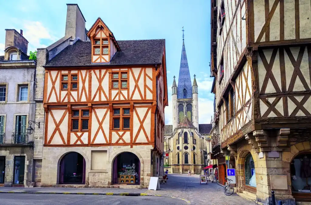 Arquitetura tradicional no centro histórico de Dijon, capital da região da Borgonha.