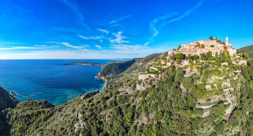 A vila medieval de Èze e sua localização privilegiada sobre o Mediterrâneo, na Côte d’Azur.