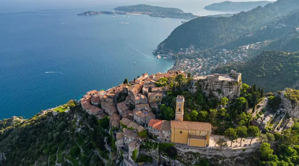 Èze, vila medieval construída nas alturas com vista panorâmica para o Mediterrâneo.