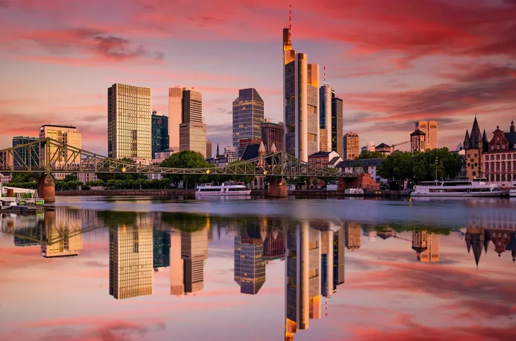 Frankfurt, Alemanha: a moderna skyline da cidade às margens do Rio Main, ponto de partida da nossa viagem pela Alemanha e Áustria.