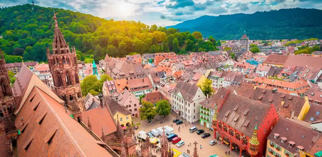 Friburgo, Alemanha: o charmoso centro histórico cercado pelas paisagens verdes do sul da Alemanha e da região da Floresta Negra.