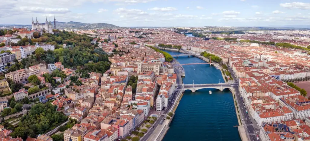 Vista panorâmica de Lyon, com o centro histórico e a Basílica de Notre-Dame de Fourvière.