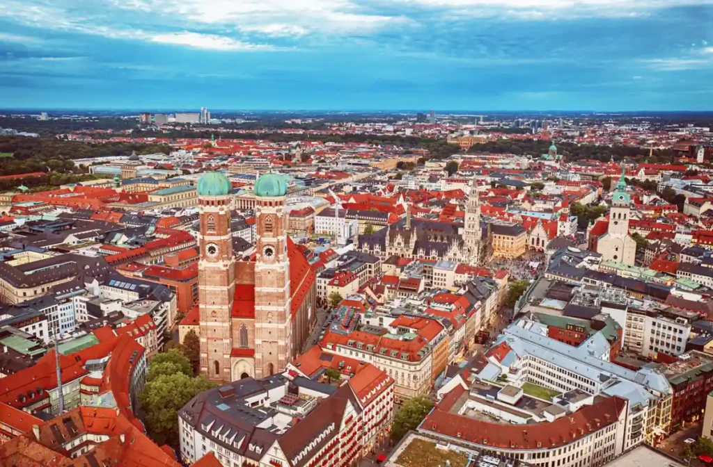 Munique, Alemanha: vista panorâmica da capital da Baviera, com as famosas torres da Frauenkirche em destaque.