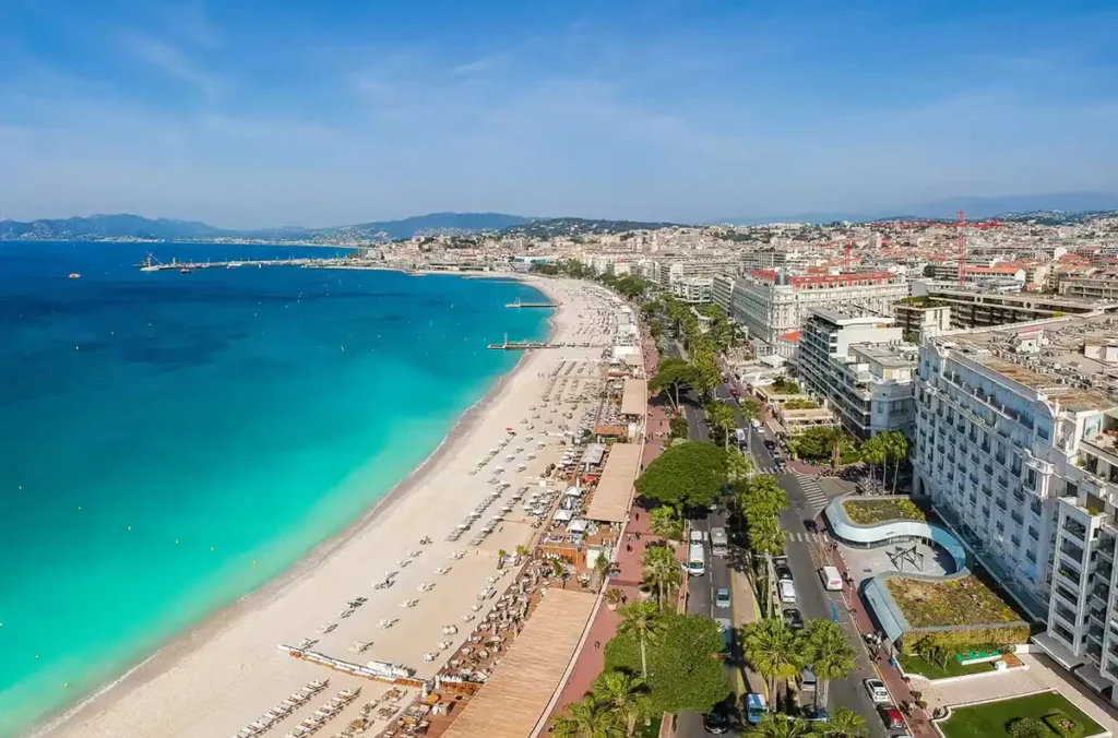 Vista aérea de Nice e do Mediterrâneo ao longo da Promenade des Anglais, na Côte d’Azur.