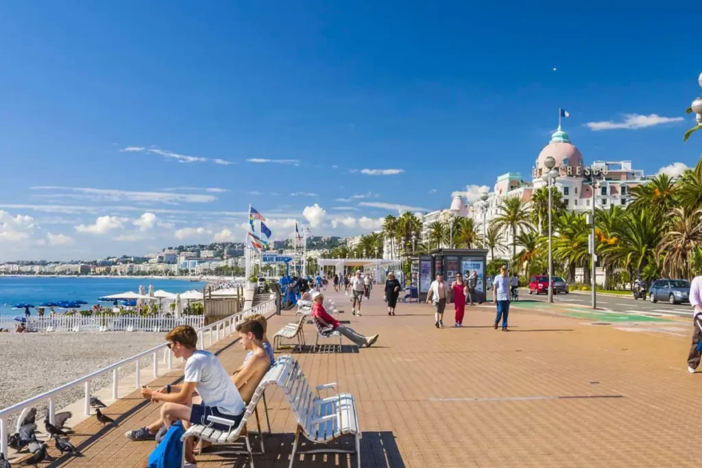 Promenade des Anglais, em Nice, uma das paisagens mais conhecidas da Côte d’Azur.
