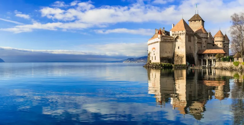 O impressionante Castelo de Chillon, às margens do Lago Léman, é um dos destaques do roteiro por Montreux no pacote de viagem pela Suíça com trem Glacier Express.