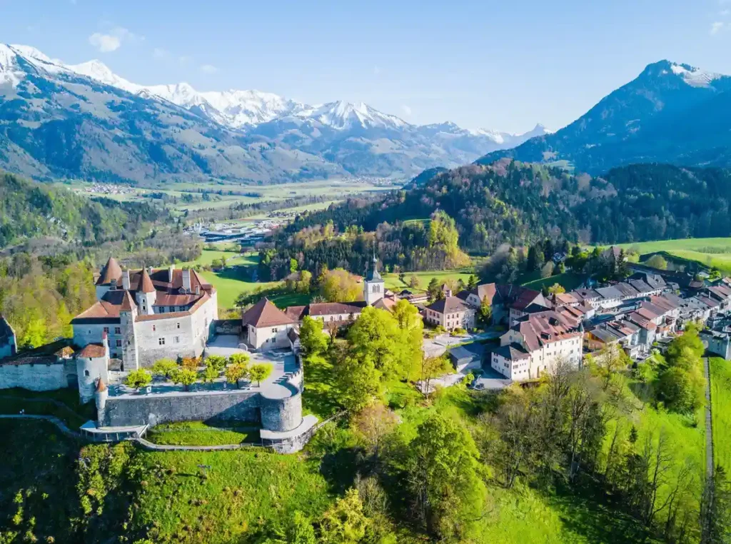 Gruyère, na Suíça, combina uma charmosa vila medieval, seu histórico castelo e as paisagens dos Alpes Suíços — uma das paradas do pacote de viagem pela Suíça com trem Glacier Express.