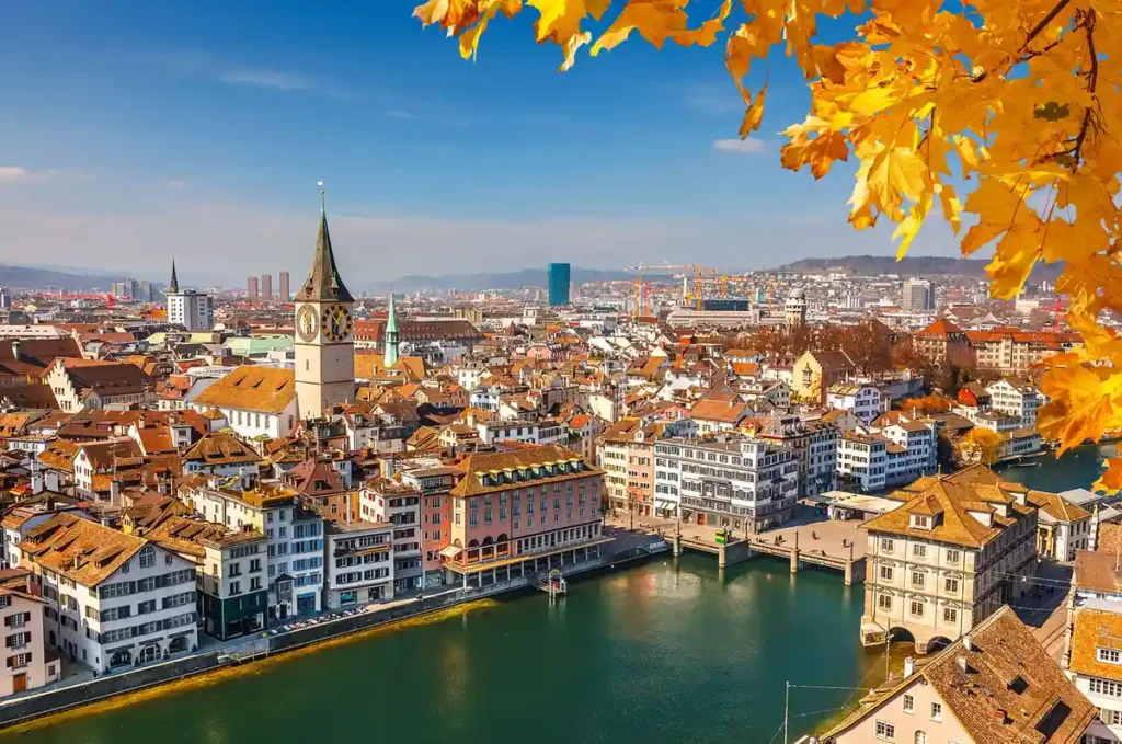 A Cidade Velha de Zurique, às margens do Rio Limmat, revela igrejas, construções históricas e uma das paisagens urbanas mais bonitas do roteiro pela Suíça.