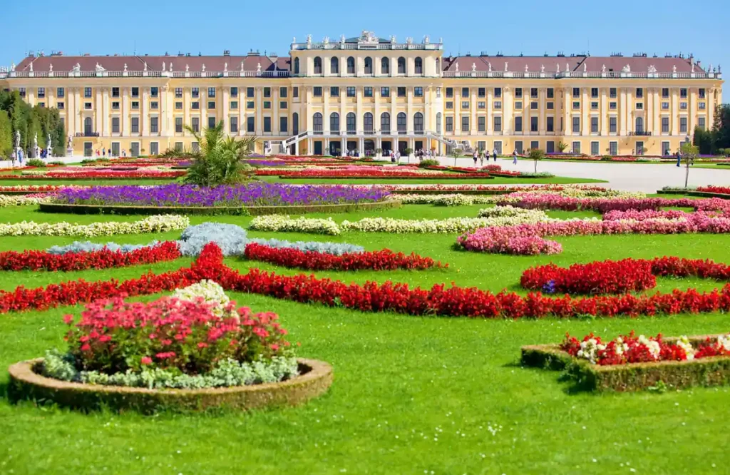 Palácio de Schönbrunn, Viena: jardins coloridos e arquitetura imperial em um dos grandes cartões-postais da Áustria.