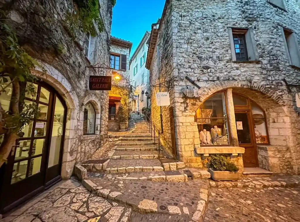 Ruelas de pedra e galerias de arte no centro histórico de Saint-Paul de Vence.