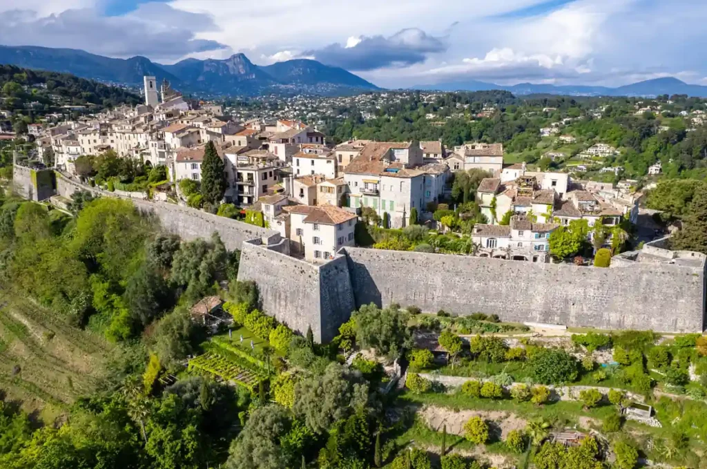 Saint-Paul de Vence, vila medieval fortificada entre as paisagens do sul da França.