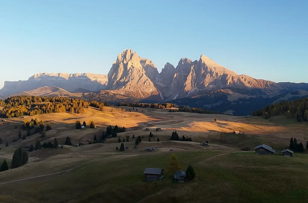 Alpe di Siusi (Seiser Alm), no Tirol do Sul, é uma das maiores áreas de pastagens alpinas de altitude da Europa e um dos cenários naturais mais espetaculares das Dolomitas. Seus campos ondulados, chalés de madeira e vistas das montanhas Sassolungo (Langkofel) e Sassopiatto (Plattkofel) formam uma paisagem especialmente bonita durante o outono.