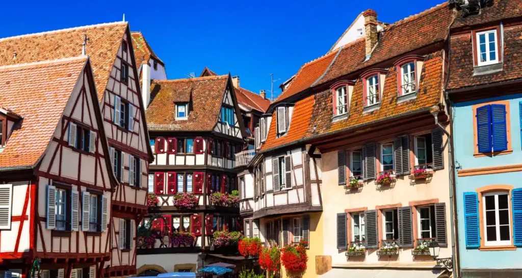 Arquitetura típica da Alsácia, no nordeste da França, com casas de enxaimel, telhados inclinados e fachadas floridas. Esse estilo tradicional é uma das características mais marcantes das cidades e vilarejos da região.