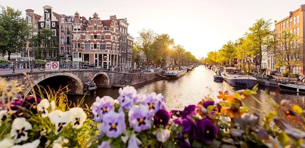 Os charmosos canais de Amsterdã, cercados por casas históricas, pontes e flores, são um dos cartões-postais dos Países Baixos.
