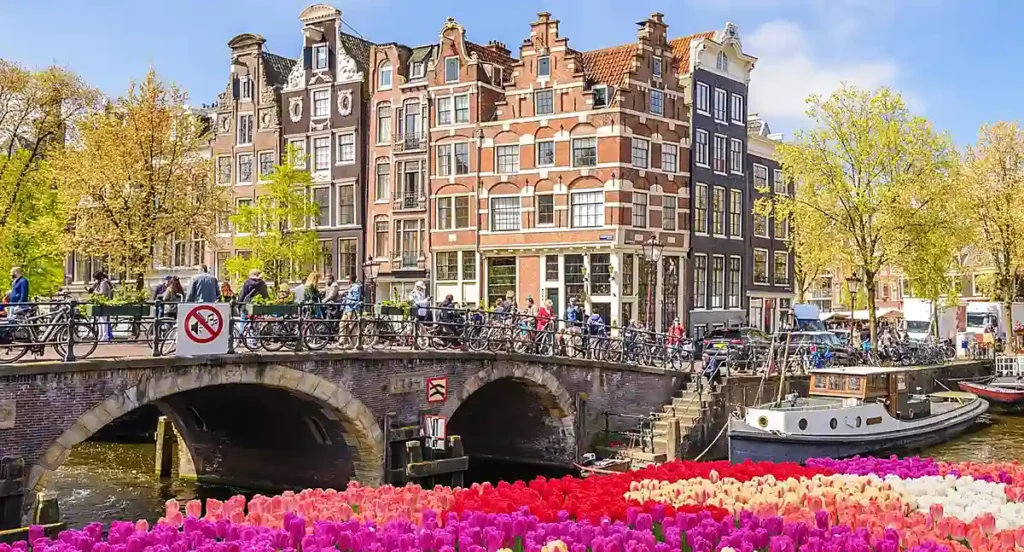 Pacote Amsterdam - Na primavera, as tulipas deixam os canais de Amsterdã ainda mais encantadores, criando cenários típicos dos Países Baixos.
