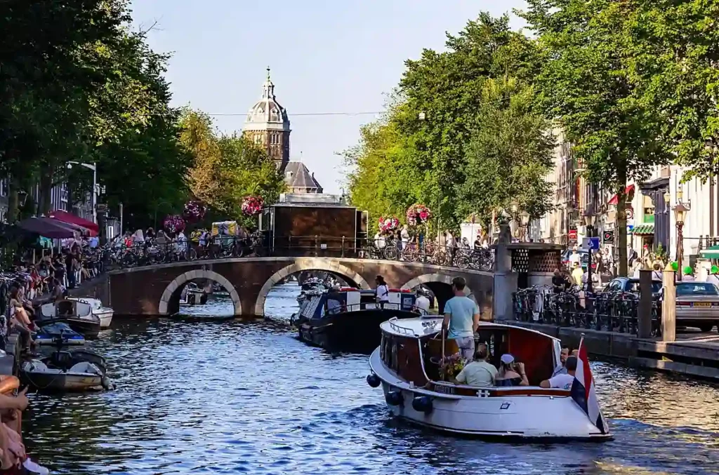 Explorar Amsterdã de barco é uma das melhores maneiras de conhecer seus canais, pontes e construções históricas.