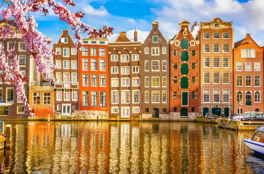 Casas históricas e canais de Amsterdam, na Holanda, em meio às cores da primavera.
