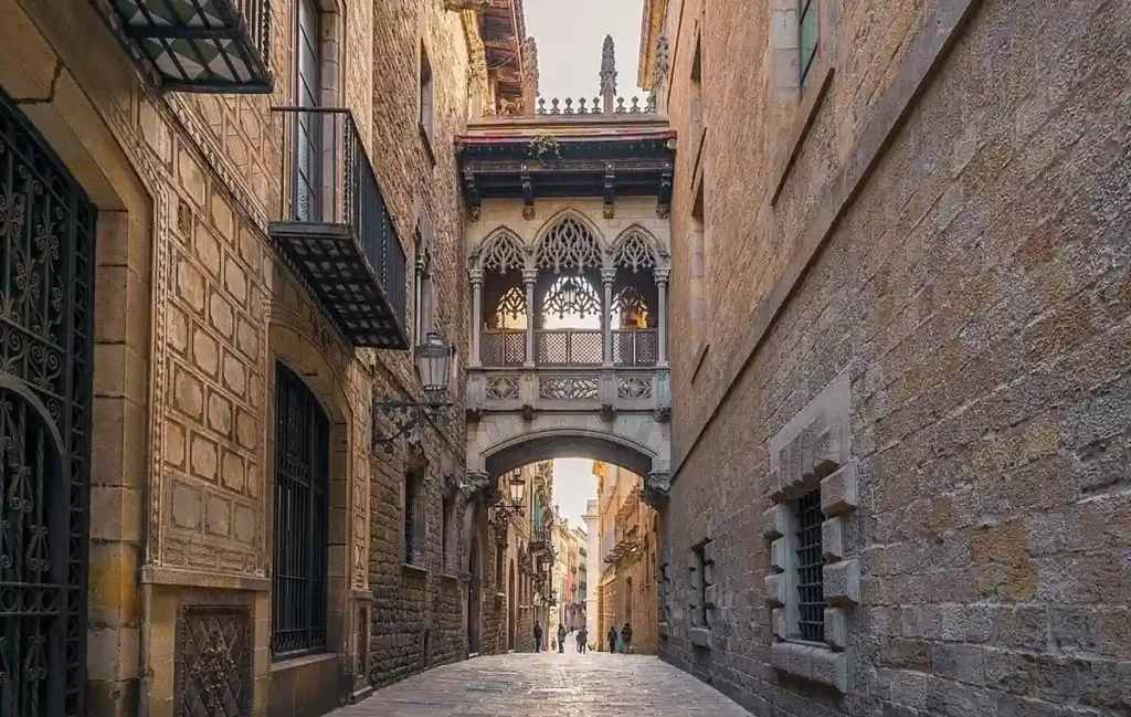 O Pont del Bisbe é uma das atrações mais fotografadas do Bairro Gótico de Barcelona. Situada na Carrer del Bisbe, a ponte neogótica conecta edifícios históricos e representa o charme arquitetônico das ruas antigas da cidade catalã.