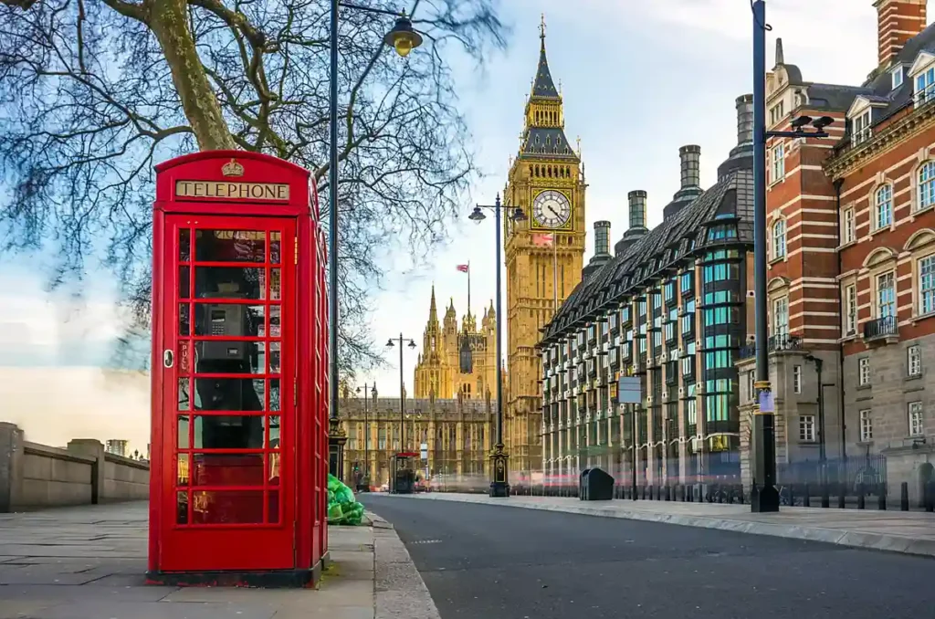 O Big Ben e as cabines telefônicas vermelhas são dois dos símbolos mais famosos de Londres. Localizada junto ao Parlamento Britânico, a Elizabeth Tower domina a paisagem de Westminster e é uma das atrações mais fotografadas da capital inglesa.