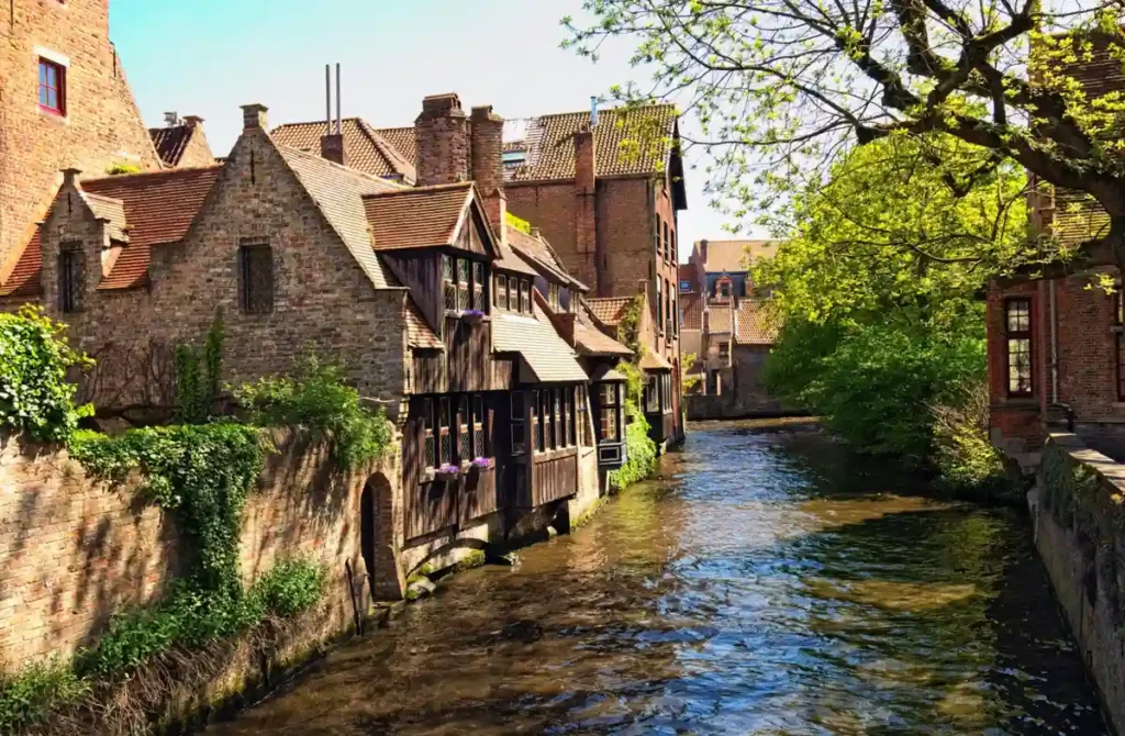 O charme medieval de Bruges, na Bélgica, com seus canais, construções históricas e arquitetura flamenga.