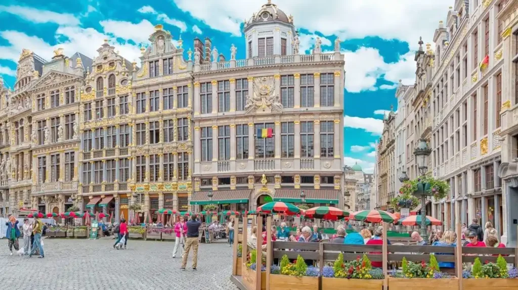 Grand Place, no coração de Bruxelas, cercada por fachadas históricas e pela arquitetura monumental da capital belga.