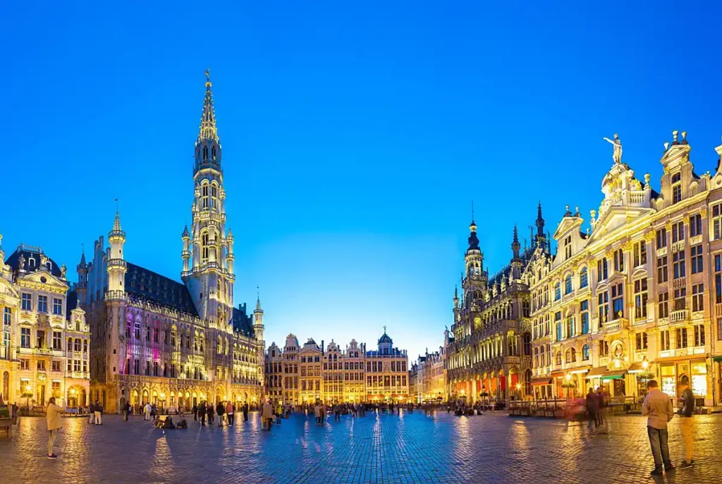 A Grand Place de Bruxelas é uma das praças históricas mais impressionantes da Europa, famosa por suas fachadas ornamentadas.