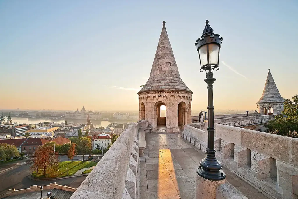 O Bastião dos Pescadores oferece uma vista privilegiada de Budapeste, do rio Danúbio e do Parlamento Húngaro.