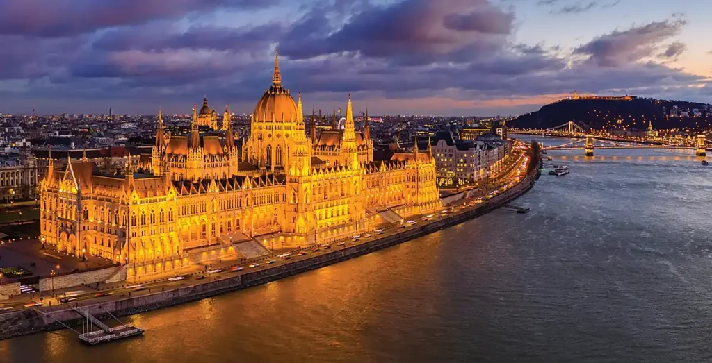 O Parlamento de Budapeste é um dos monumentos mais impressionantes da Hungria, especialmente quando iluminado à noite.