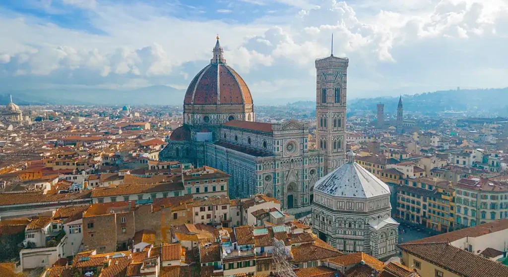A Catedral de Santa Maria del Fiore, conhecida como Duomo de Florença, é uma obra-prima da arquitetura renascentista italiana. Sua monumental cúpula projetada por Filippo Brunelleschi, o Campanário de Giotto e o Batistério de São João formam um dos conjuntos arquitetônicos mais importantes da Toscana.