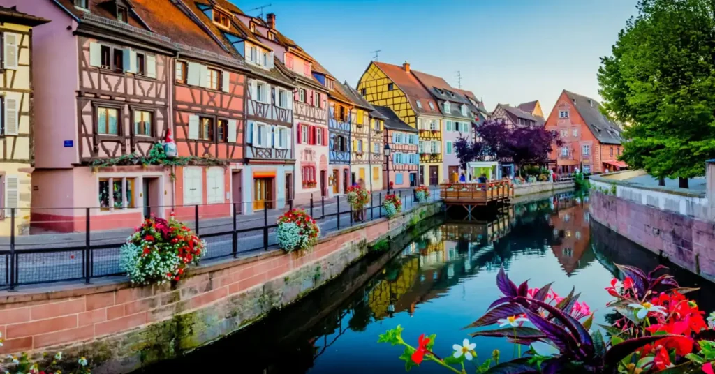 Petite Venise, ou Pequena Veneza, um dos lugares mais fotografados de Colmar, na França. O bairro é famoso pelos canais, pelas casas coloridas em estilo enxaimel e pela atmosfera romântica da Alsácia.