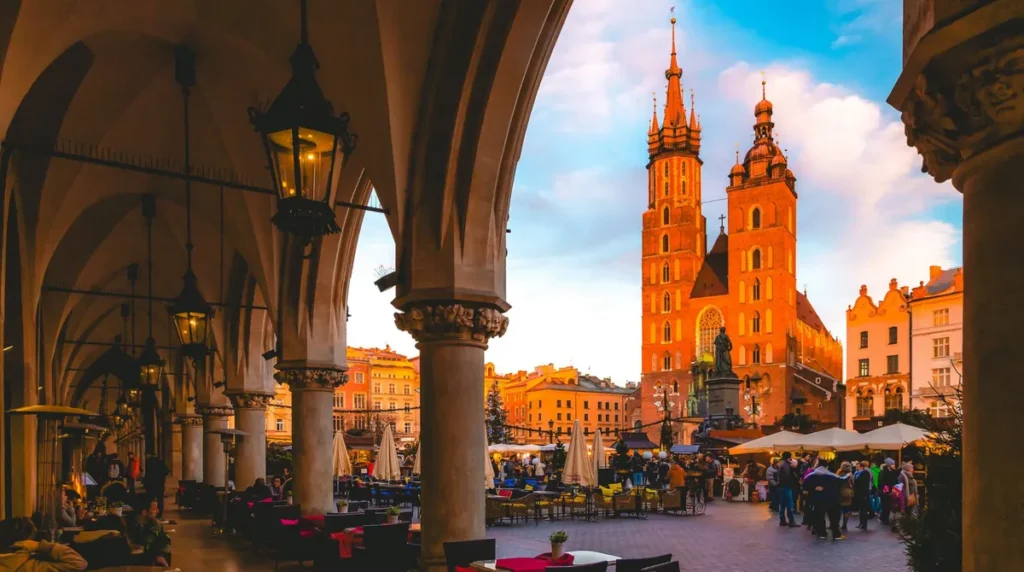Basílica de Santa Maria, um dos monumentos mais famosos de Cracóvia, localizada na Praça do Mercado. Suas torres góticas assimétricas dominam a paisagem do centro histórico, enquanto os arcos do Mercado de Tecidos oferecem uma das perspectivas mais bonitas da arquitetura medieval da cidade.