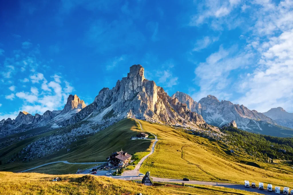 Paisagem das Dolomitas, a terra das torres rochosas, pastos verdes e aventuras de cabana em cabana