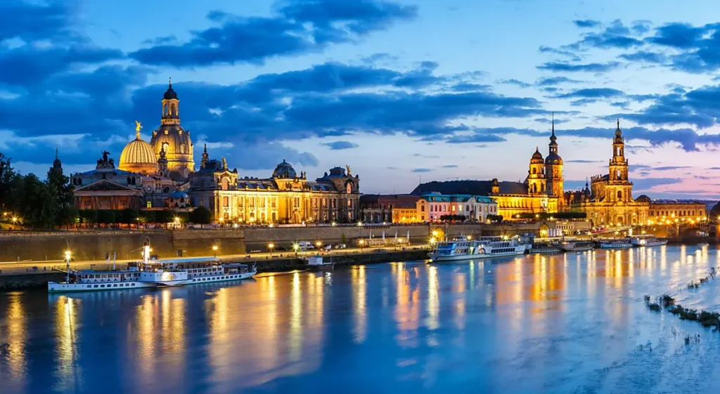 Dresden encanta com seu centro histórico reconstruído e a arquitetura barroca refletida nas águas do rio Elba.