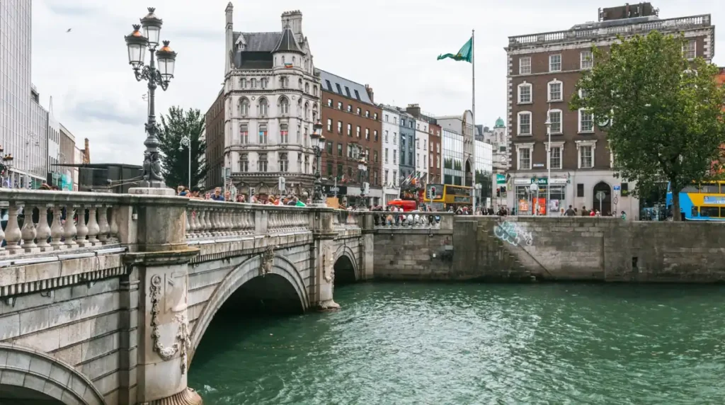 O'Connell Bridge, uma das pontes mais movimentadas do centro de Dublin, conectando importantes áreas comerciais e históricas da capital irlandesa. A região reúne construções tradicionais, ruas animadas e belas vistas do rio Liffey.