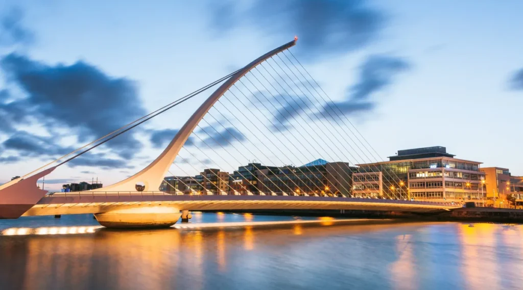 Samuel Beckett Bridge, uma das pontes mais modernas e emblemáticas de Dublin, atravessando o rio Liffey na região de Docklands. Projetada pelo arquiteto Santiago Calatrava, destaca-se pelo formato inspirado em uma harpa, símbolo nacional da Irlanda.