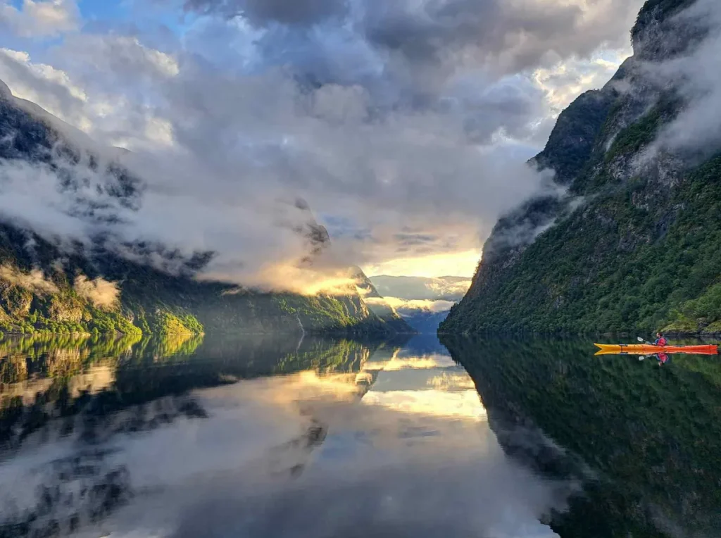 Passeio de caiaque pelos fiordes da Noruega, em meio a montanhas monumentais e águas que refletem a paisagem escandinava. Uma experiência de turismo de natureza e aventura que permite explorar os fiordes noruegueses de forma tranquila e contemplativa.