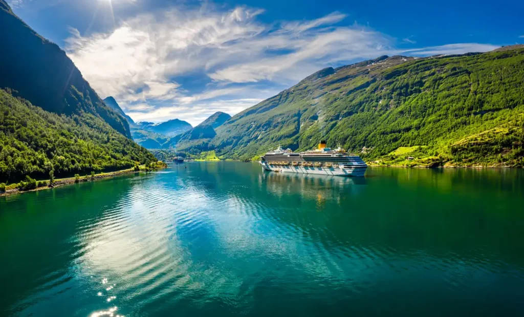 Cruzeiro pelos fiordes noruegueses, uma das experiências turísticas mais procuradas na Noruega. A navegação permite admirar montanhas imponentes, águas tranquilas, pequenas comunidades costeiras e paisagens naturais formadas pela ação das geleiras ao longo de milhares de anos.