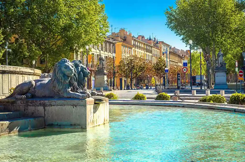 Fontaine de la Rotonde, um dos monumentos mais conhecidos de Aix-en-Provence, na Provence, sul da França. Localizada na Place de la Rotonde, a fonte monumental é decorada com esculturas de leões e figuras alegóricas, cercada por árvores e edifícios históricos. É um dos principais cartões-postais da cidade, conhecida como a cidade das mil fontes.