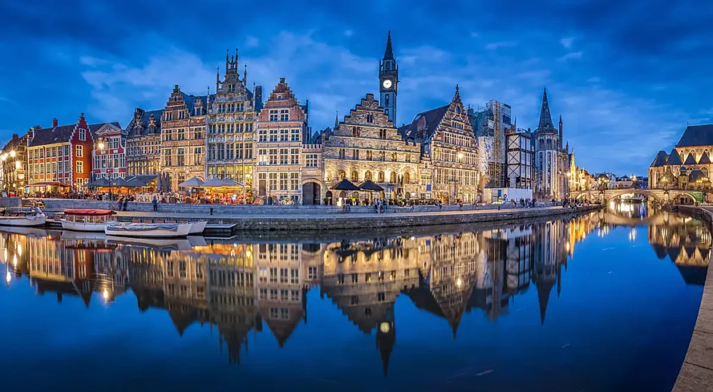 Gante, na Bélgica, preserva um centro medieval encantador, com fachadas históricas e canais que ganham vida ao anoitecer.