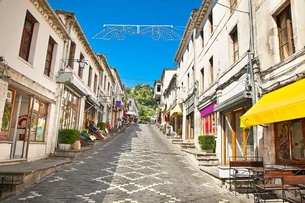 Centro histórico de Gjirokastër (Gjirokastra), uma das cidades mais emblemáticas da Albânia e Patrimônio Mundial da UNESCO. Conhecida como Cidade de Pedra, destaca-se pelas ruas de paralelepípedos, casas otomanas dos séculos XVIII e XIX, bazar tradicional e paisagens montanhosas. Localizada no sul da Albânia, Gjirokastër é um dos principais destinos para conhecer a história, a arquitetura e a cultura dos Bálcãs.