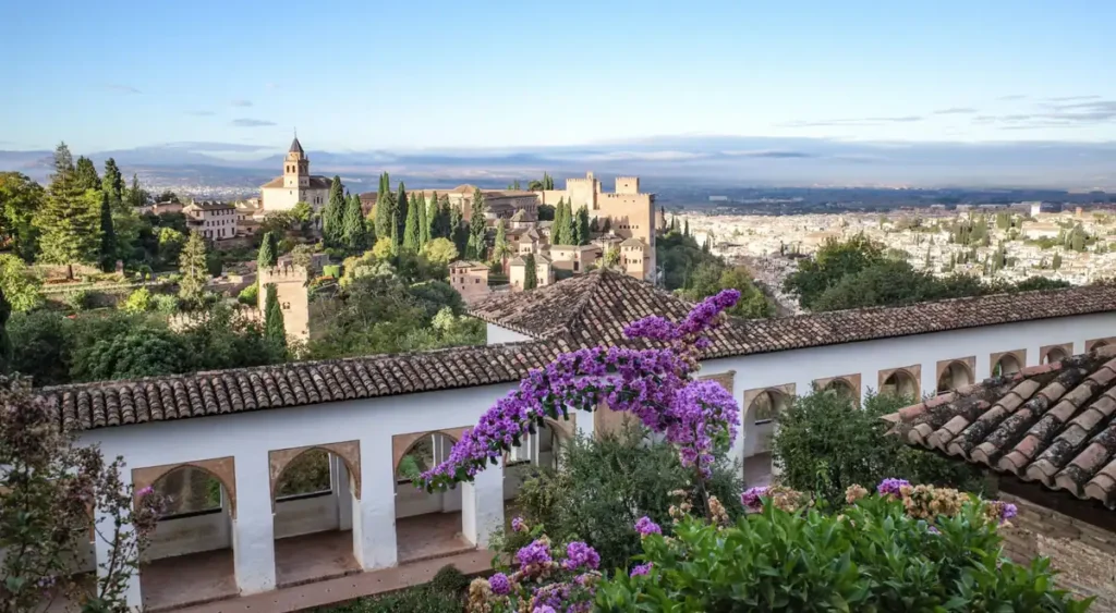 Vista panorâmica da Alhambra, principal atração histórica de Granada, na Espanha. O complexo monumental reúne palácios, fortalezas, jardins e arquitetura islâmica, com belas perspectivas da cidade e das montanhas da Andaluzia.