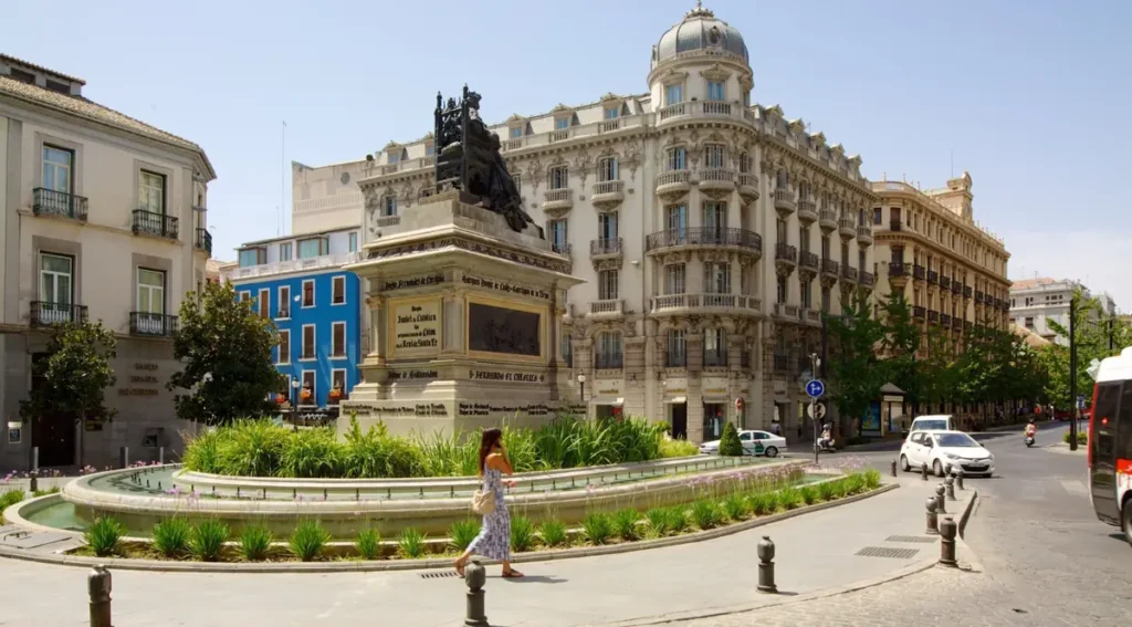Plaza de Isabel la Católica, uma das praças mais conhecidas do centro histórico de Granada, na Andaluzia. O monumento dedicado à rainha Isabel e a Cristóvão Colombo é cercado por construções históricas e integra uma das áreas mais movimentadas da cidade.