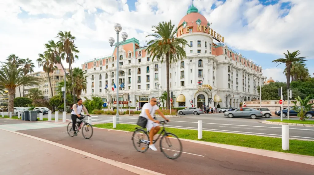 Hotel Le Negresco, um dos edifícios mais emblemáticos de Nice, localizado na famosa Promenade des Anglais, na Riviera Francesa. Inaugurado em 1913, o hotel é reconhecido por sua arquitetura Belle Époque, cúpula rosada e fachada monumental, sendo um dos símbolos do turismo de luxo na Côte d’Azur, no sul da França.