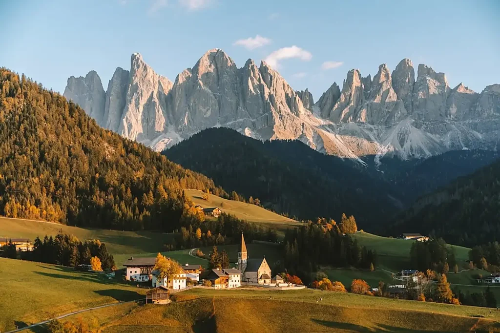 O outono em Santa Maddalena, no vale de Val di Funes, transforma uma das paisagens mais famosas das Dolomitas em um cenário de cores douradas. A igreja da pequena vila, os prados alpinos e as montanhas Odle/Geisler criam uma das vistas mais procuradas por fotógrafos e viajantes no Tirol do Sul, norte da Itália.