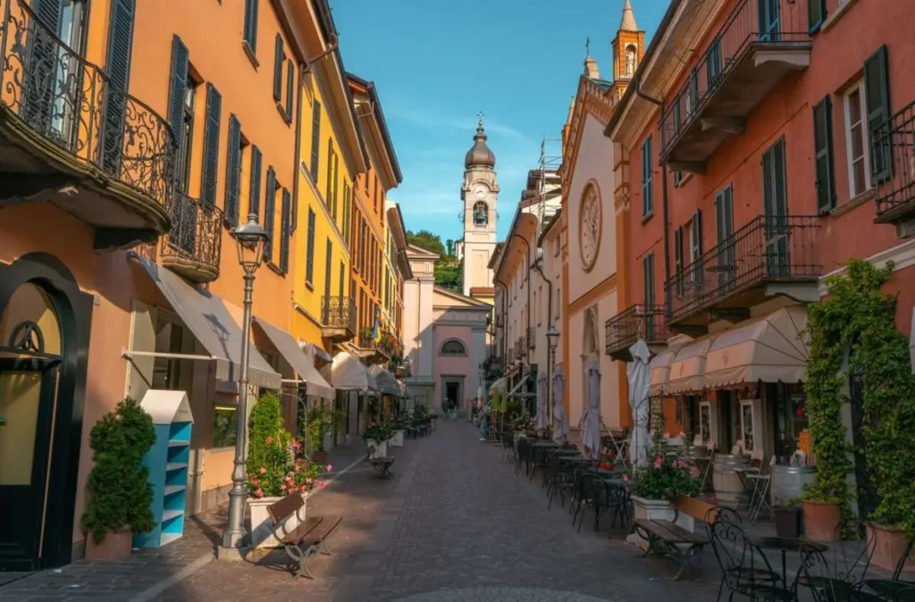 Centro histórico de Bellagio, no Lago di Como, com ruas charmosas, fachadas coloridas, cafés e restaurantes tradicionais. Conhecida como a Pérola do Lago di Como, Bellagio encanta visitantes com sua arquitetura italiana, vielas pitorescas e atmosfera romântica.